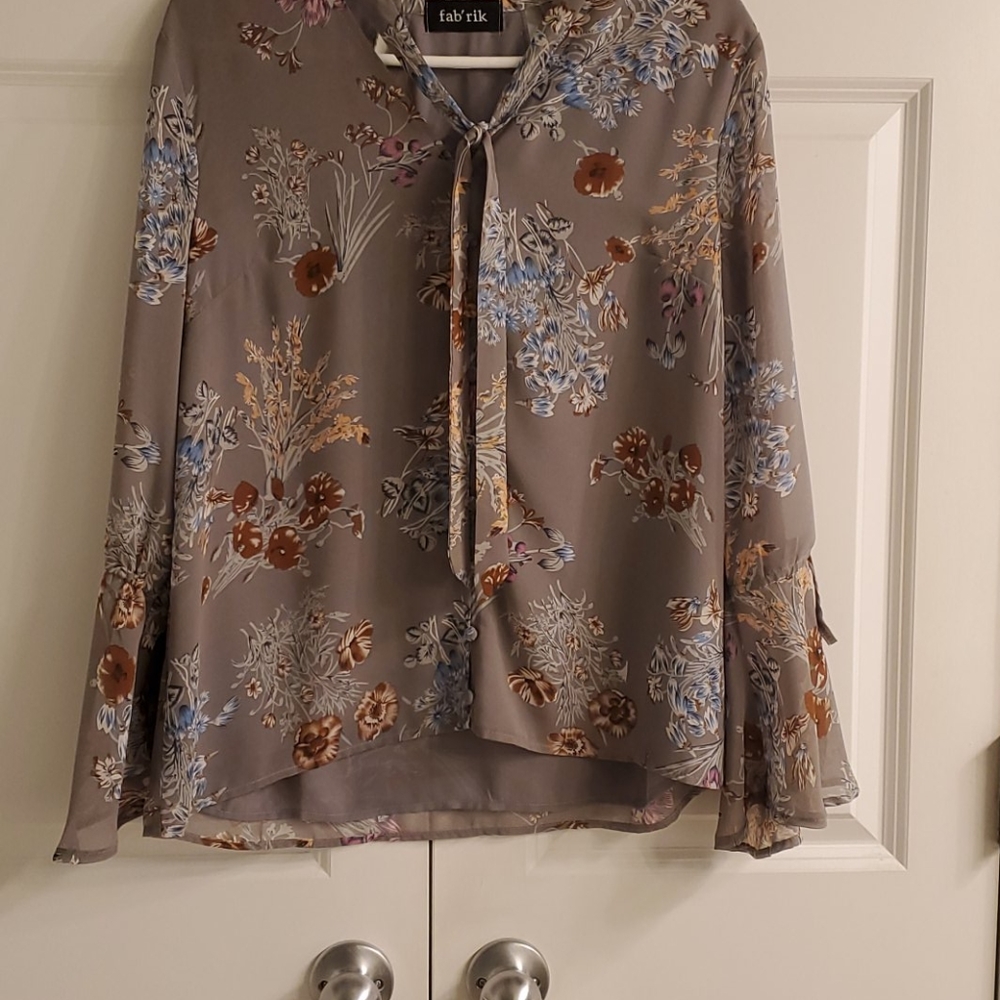 Women's fab'rik Grey/Tan Floral Blouse sz M